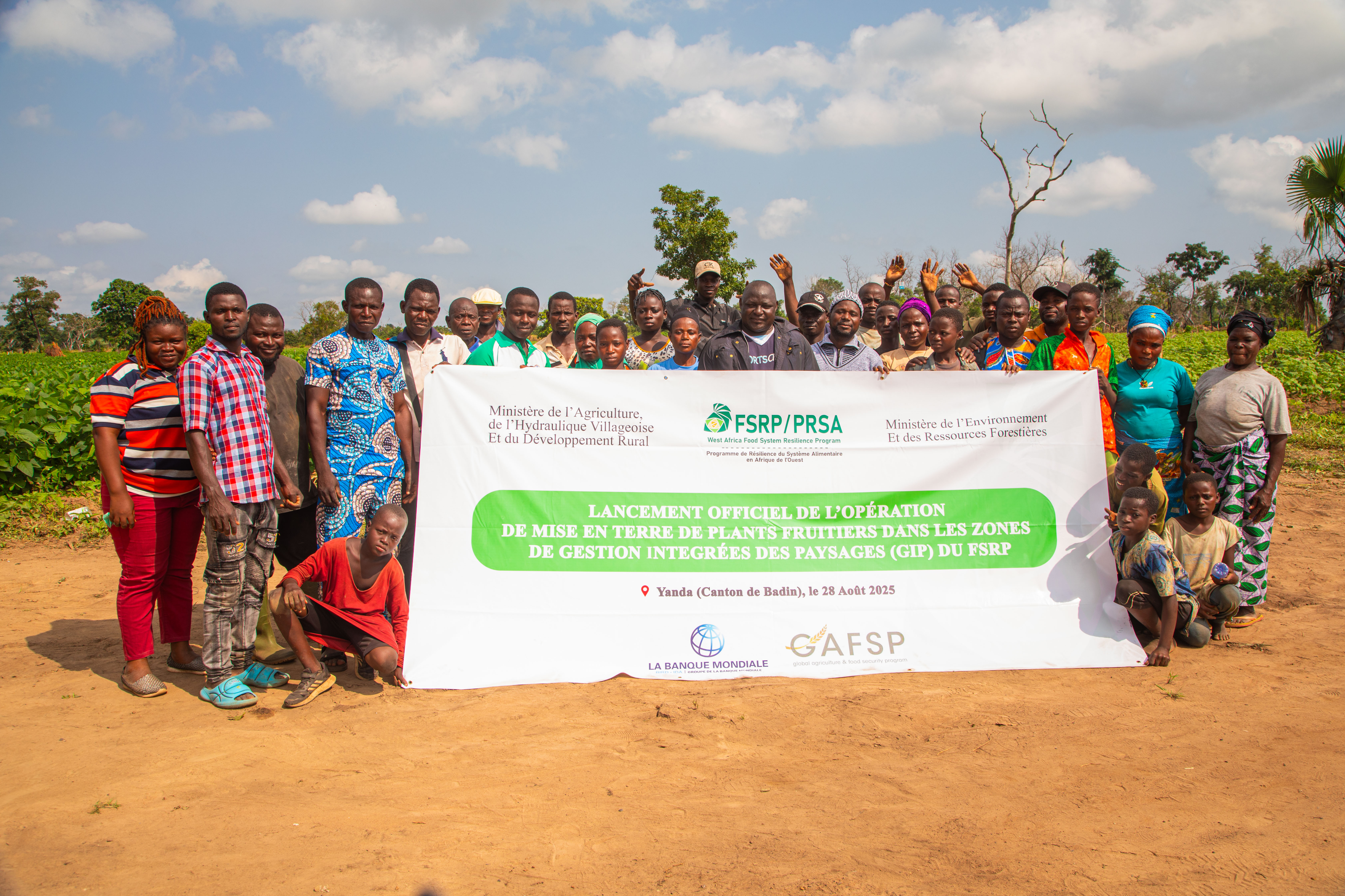 Photo de famille du lancement de la mise en terre des plants fruitiers pour le reboisement